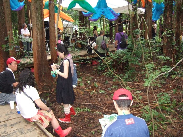 奥に見えるのは木道亭。ボードウォークの下に降りて観賞します。