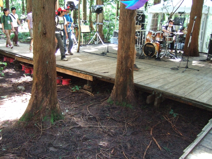 観客収容人数でいえば、オアシスエリアの苗場食堂並みに少ないでしょう。100人でも苦しい。 