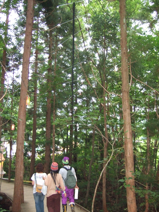 やや分かりにくいが、風に揺られて視線が上に向かいます。 