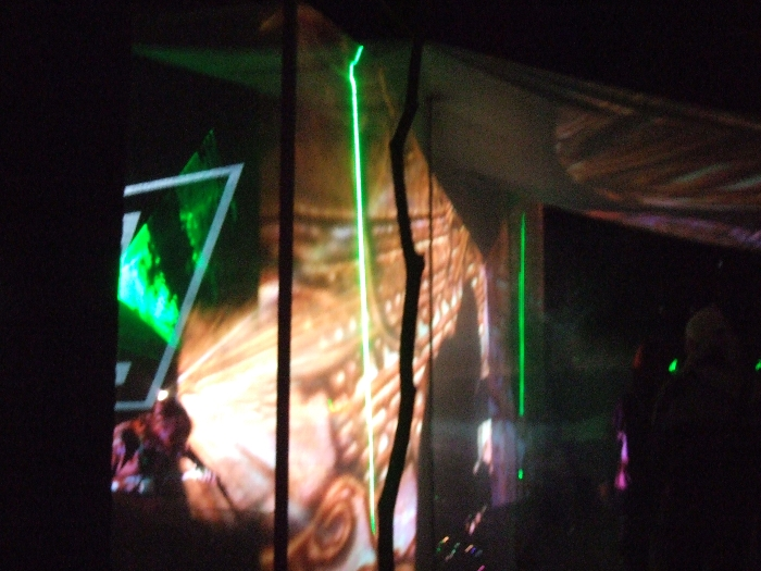 かなり遠くからでも光のアートが見えます。