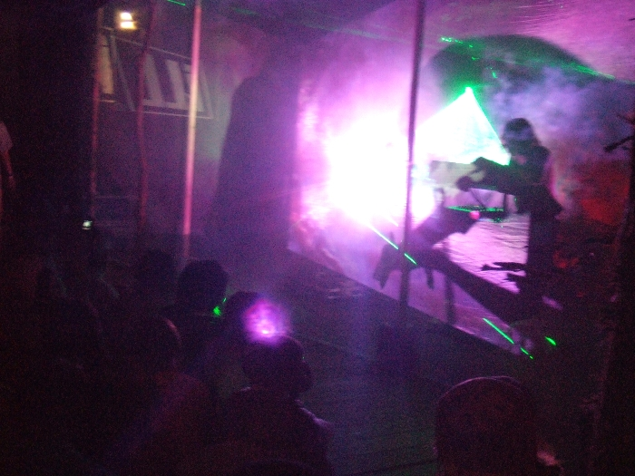 このアーティストはステージの前に幕を張って、光の方向や乱反射を制御していますが、何もせずに木々や葉に光を当て、偶然性を利用するアーティストもいずれ出てくるでしょう。 