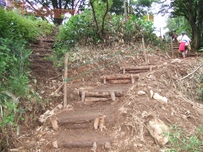 昨年までの階段は使われず、新たに階段を作り直したようです。距離が延びたぶん、傾斜が緩やかになっています。 