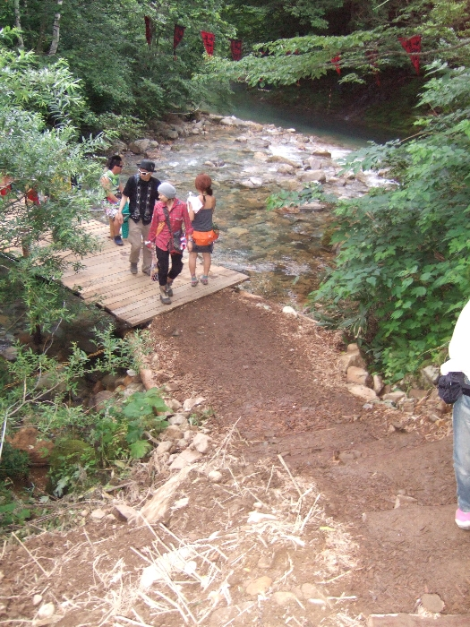 階段から橋を望む。 