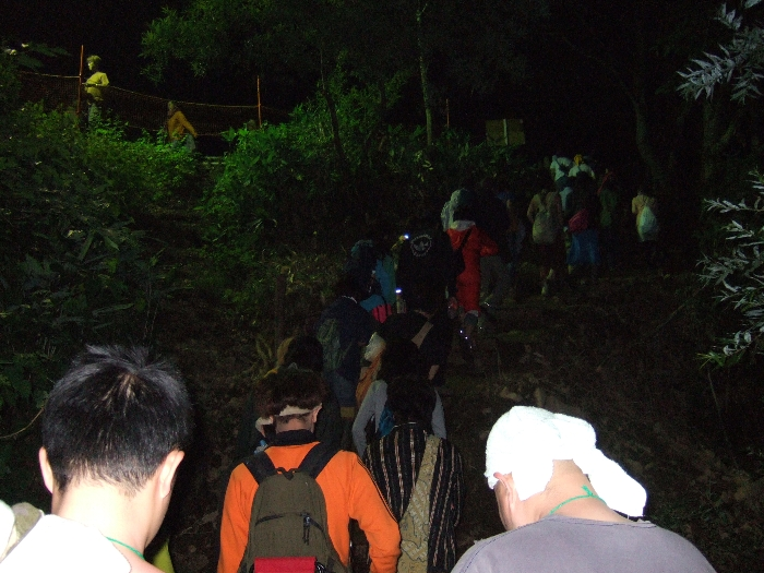 階段の足元も心もとない。安全対策上、各ステージ終演後はボードウォークを通行禁止にするのも一手です。