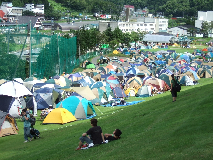 キャンプサイトは午後零時に開場します。開場と同時に入り口に近いところから埋まっていきます。午後2時半の状況。