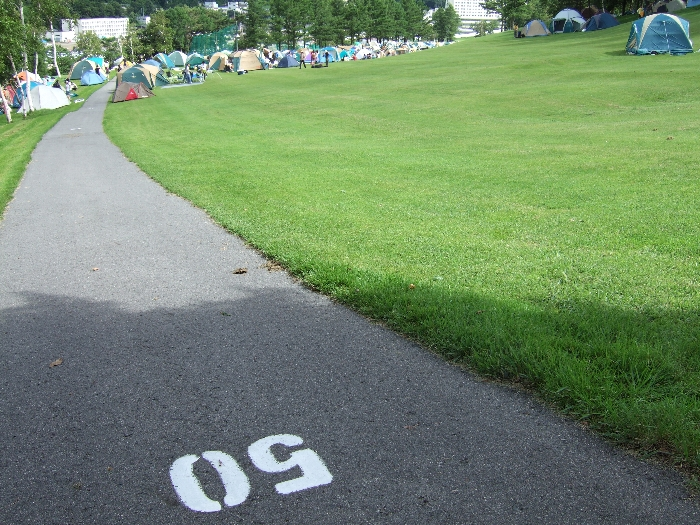 グリーン・ステージやレッドマーキーに近いところ。入り口から歩いて5分から10分かかります。