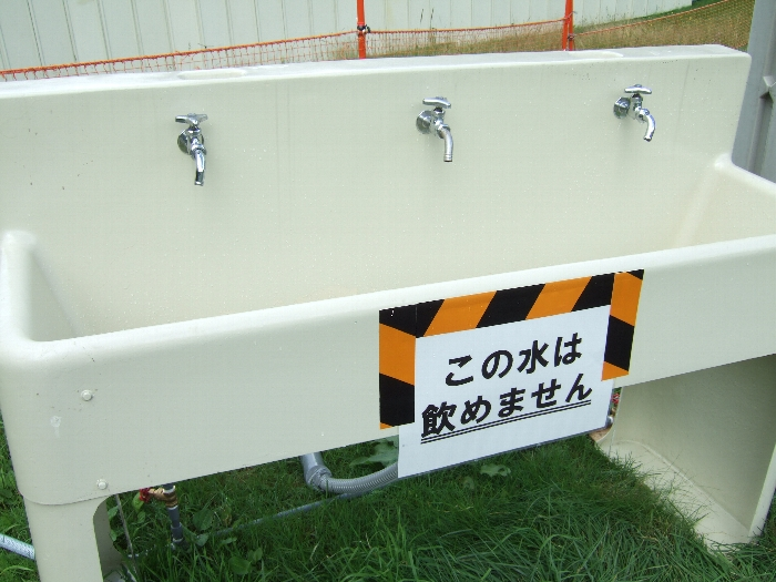 キャンプサイトに限らず、洗面所の水は飲料用ではないようです。