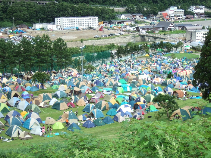 FサイトからCサイトを見下ろす。Cサイトも午後2時半すぎではまだ余裕があります。