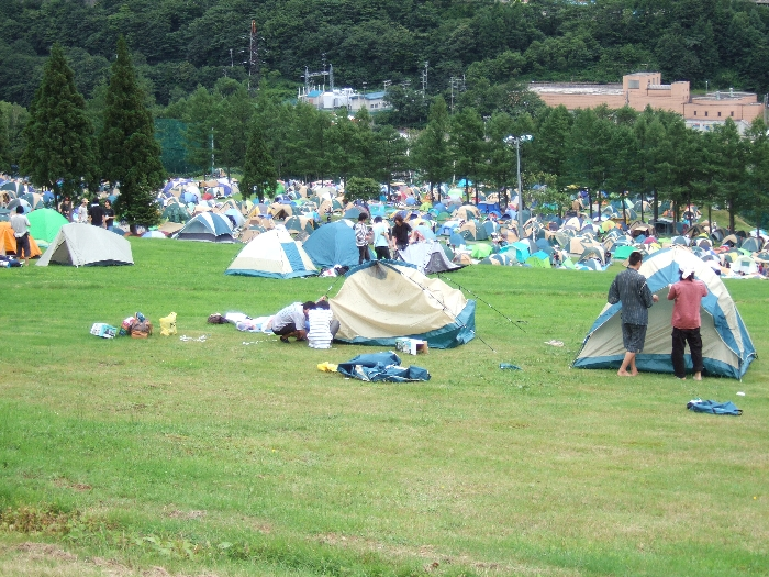 Fサイトのテント設営。