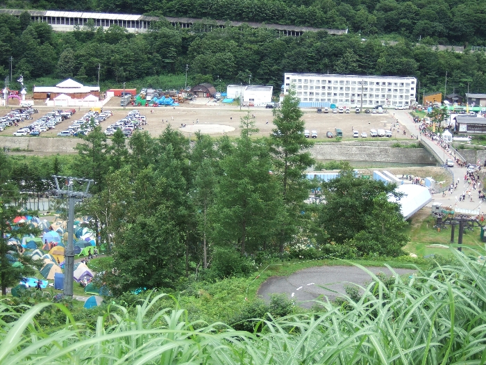 キャンプサイト入り口に近いが高低差はかなりあります。