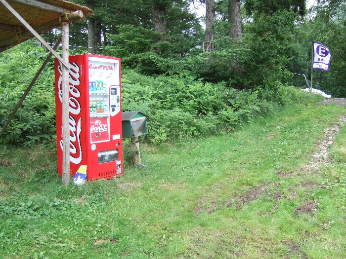 Eサイトの入り口には自動販売機があります。その隣には電話もありますが、どこにつながるのか分かりません。