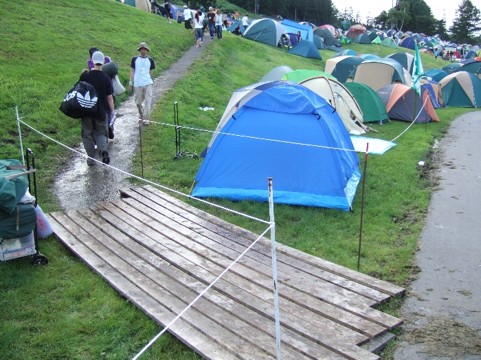 例年水はけが悪い場所。昨年は板1枚が敷かれていただけでしたが、今年は厚みのある長いすのこでした。