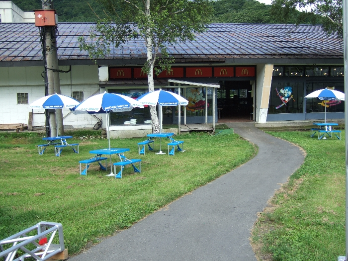 プリンス・ホテル側にあるマクドナルドとポカリスエットの屋外テーブル。