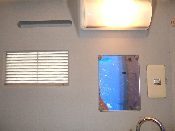 小さいが鏡がついています。ついていないトイレもありますが入ってみないと分かりません。