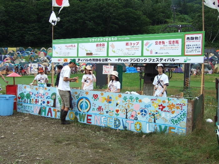会場内は缶、瓶の持ち込みができませんが、キャンプサイトは可能です。テント内の照明にガス燃料のランタンを使う人もいるので、キャンプサイトのごみ分別は特別仕様になっています。