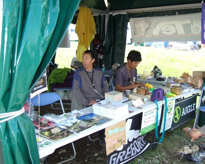 昨年同様、b*pやアウトドア用品各社のカタログなどを置いています。今年は山と渓谷社が不参加だったようです。BE・PALも今年はほとんど前面に出ず、雑誌の宣伝から脱却しています。