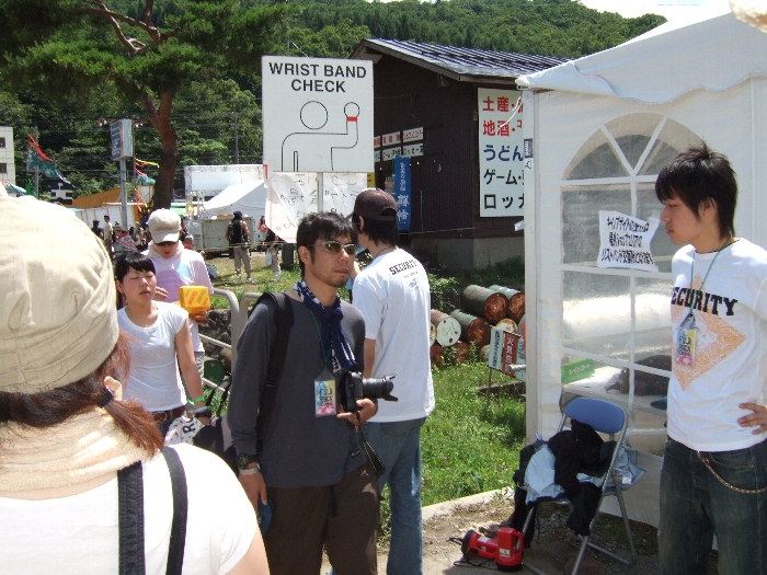 キャンプサイト前にあるリストバンドチェック。24時間、2、3人体制でチェックしています。 