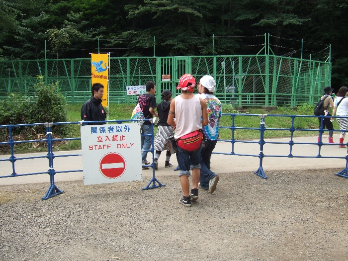 レッドマーキーの後方、ワールド・レストランとの間にあるドラゴンドラ行き場。今年から、キャンプ・サイトを歩いて行くルートがなくなりました（バスで行くルートは残っています）。