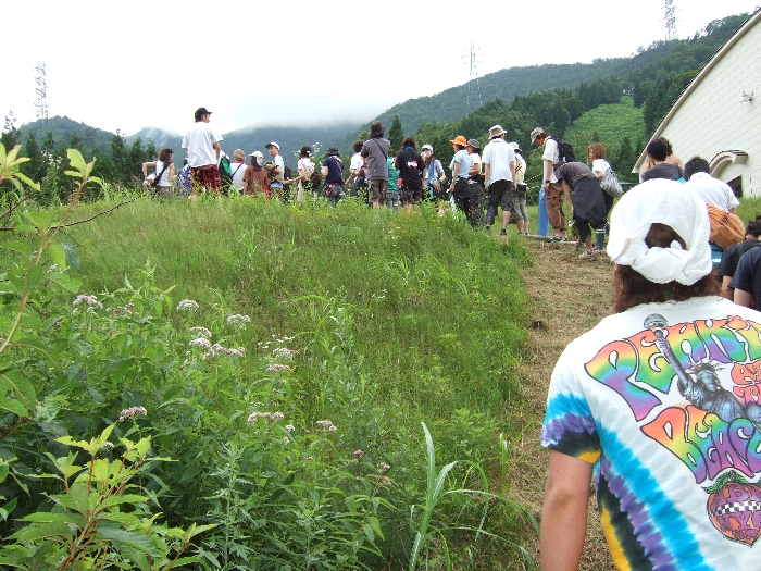 ドラゴンドラに乗る人の行列。