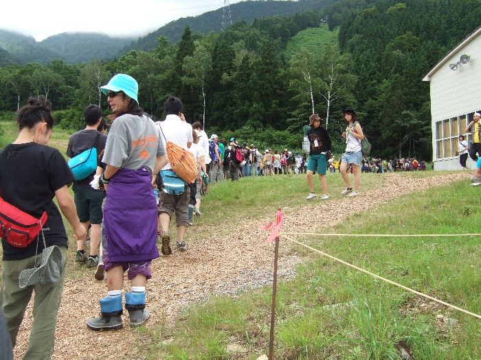 右側の建物がドラゴンドラ乗り場。