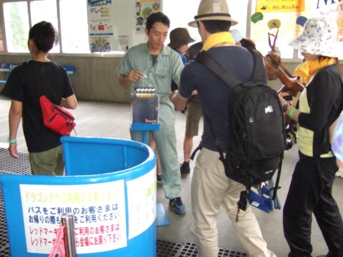 地方のJRのように、乗車券に判を押してくれます。