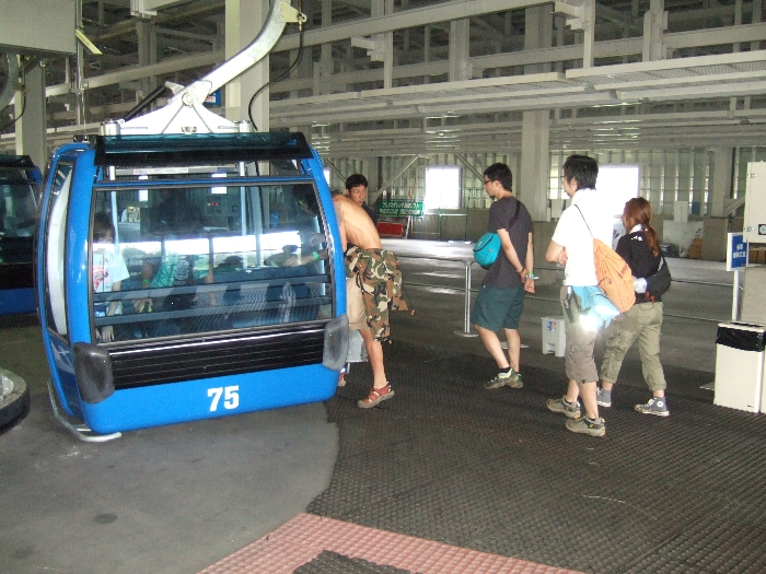 スキー場のリフトと同じく、動いているリフトに乗り込みます。 