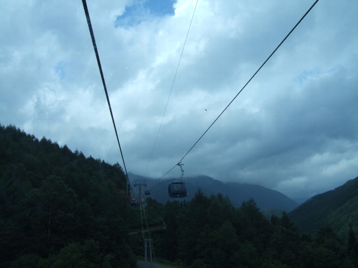 ヘリコプターとドラゴンドラを同時に撮りましたが、ヘリコプターがほとんど見えません。真ん中近くで光っているのがヘリコプター。