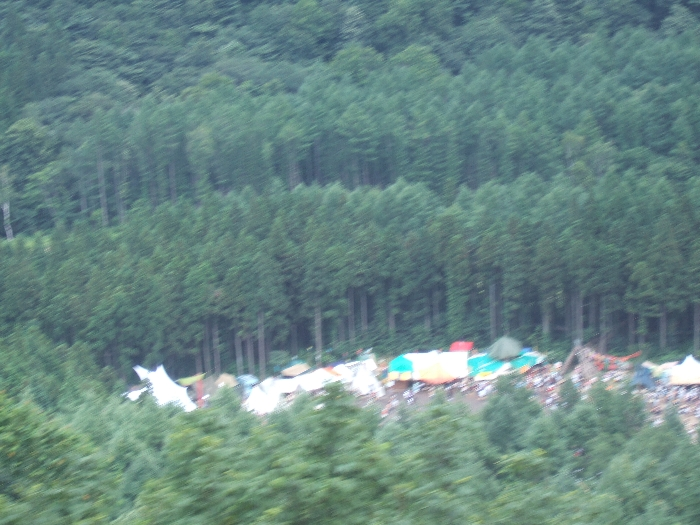 ピントがぼけていますがフィールド・オブ・ヘブン。後方の物販店しか見えません。