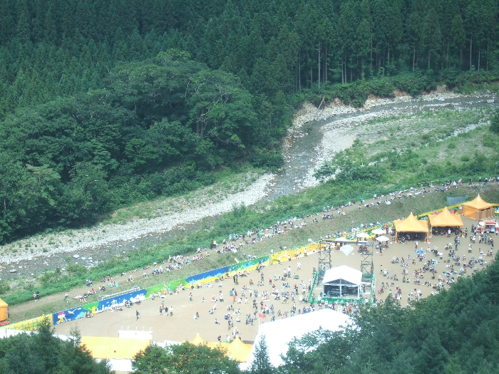 オレンジ・コート。これもステージそのものは見えません。