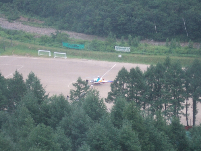 着陸中のヘリコプター。