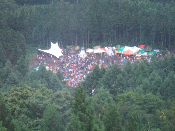 フィールド・オブ・ヘブン。雨なのでレインコートを着ています。レインコートは全身が同じ色になり、派手な色になるので人がカラフルに見えます。