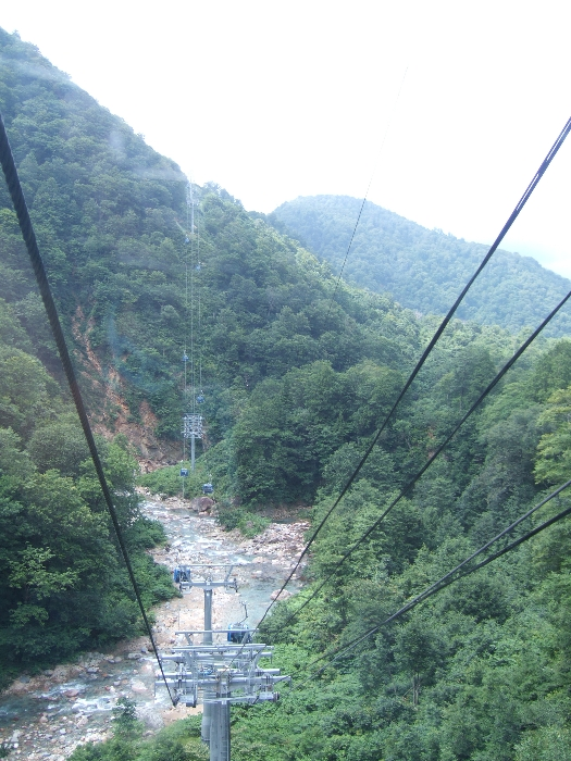 山と谷を2、3越えると到着します。 