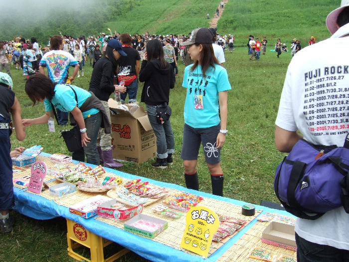 駄菓子屋が開かれています。
