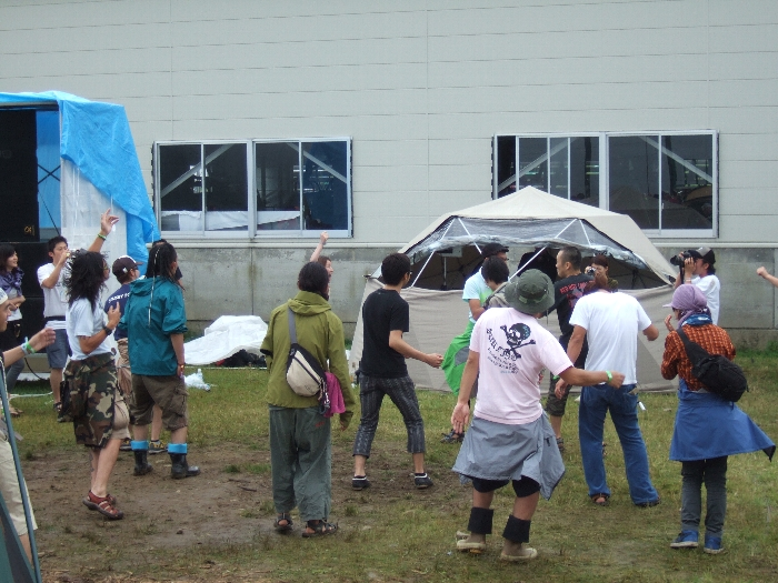 クラブ・ミュージックが大音量で流れているところ。