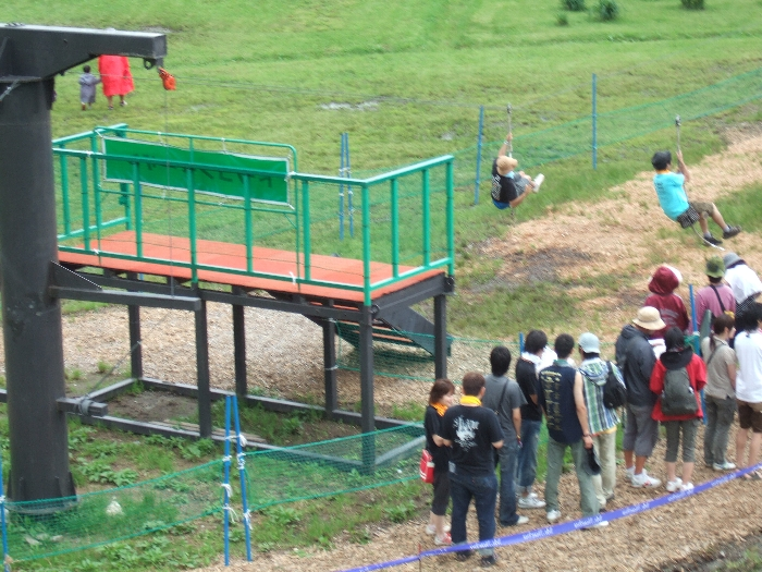 ひもにつかまって滑車で進む遊具。ドラゴンターザンという名前が付けられています。