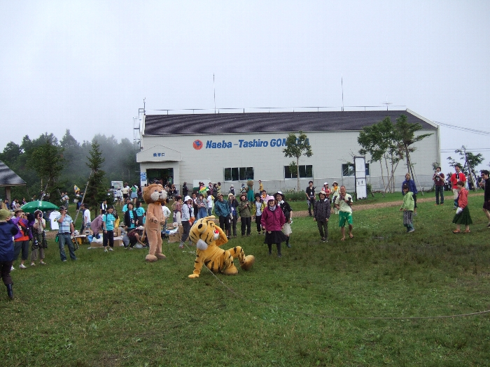 なわとびでひっかかる着ぐるみの人。