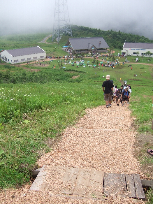 かなり急勾配の坂を登ったところ。 