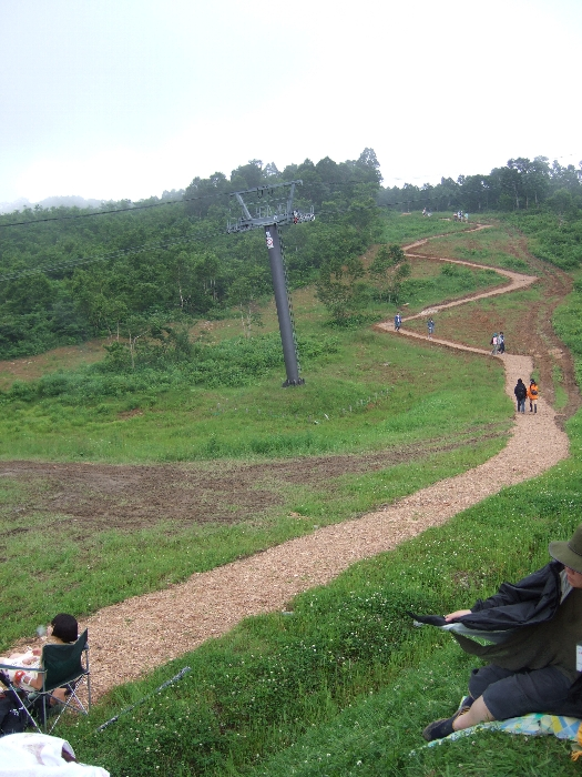 この道をずっと歩いていくと坂のところに着きます。 