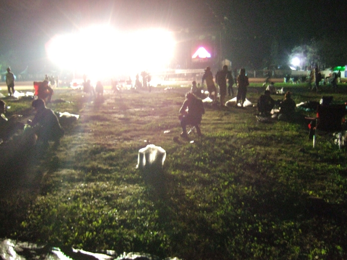 グリーン・ステージ。ステージの明かりで撤収作業をする人たち。