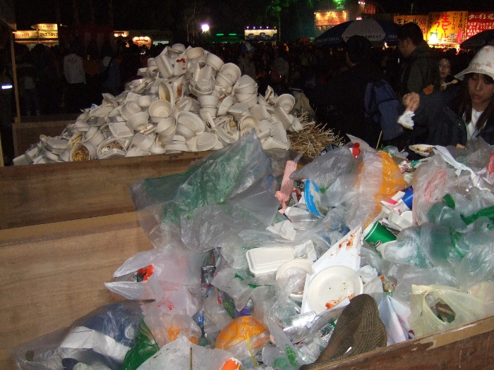 オアシス・エリア。3日目終演後はボランティアも打ち上げに入るのか、無人になります。