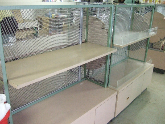 スキーハウスの中にある店の棚。飲食物は売り切れ。