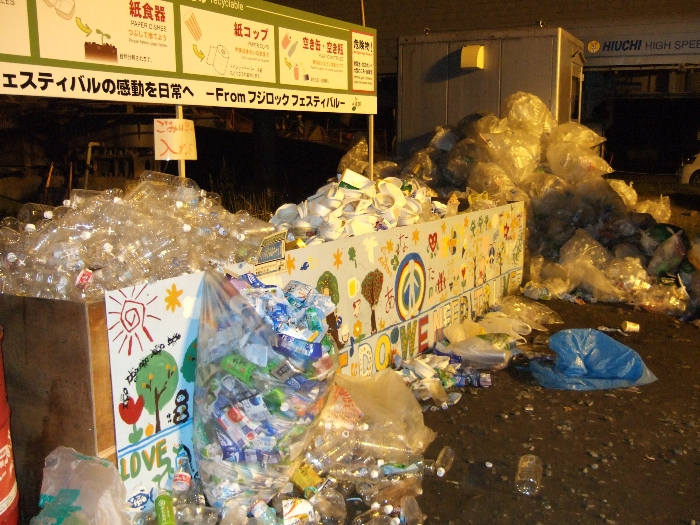 キャンプサイト前。