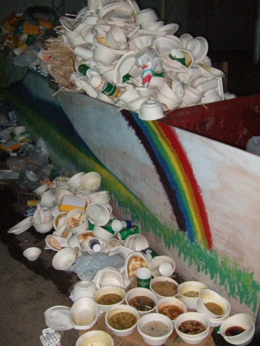 パレス・オブ・ワンダー。下にある汁は、パレス・オブ・ワンダーで売られているラーメンの残りです。