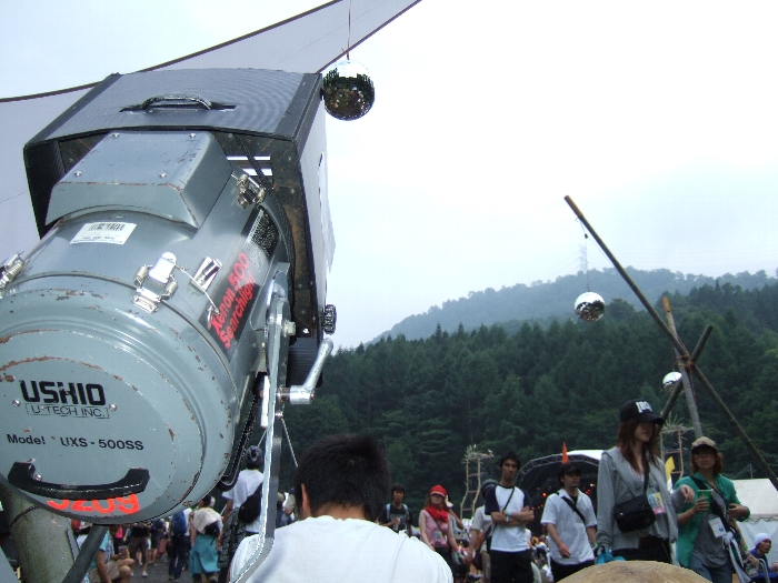 フィールド・オブ・ヘブンからオレンジ・コートに行く通路への出口にミラーボールがあり、夜には下から照明を当てて地面を照らします。