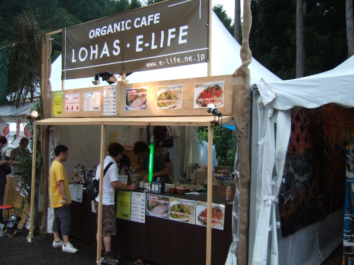 新宿の店。写真があるメニューはサーモングリルねぎ味噌ごはん、大豆のお肉のガンボカレー、大豆ミンチタコライス。