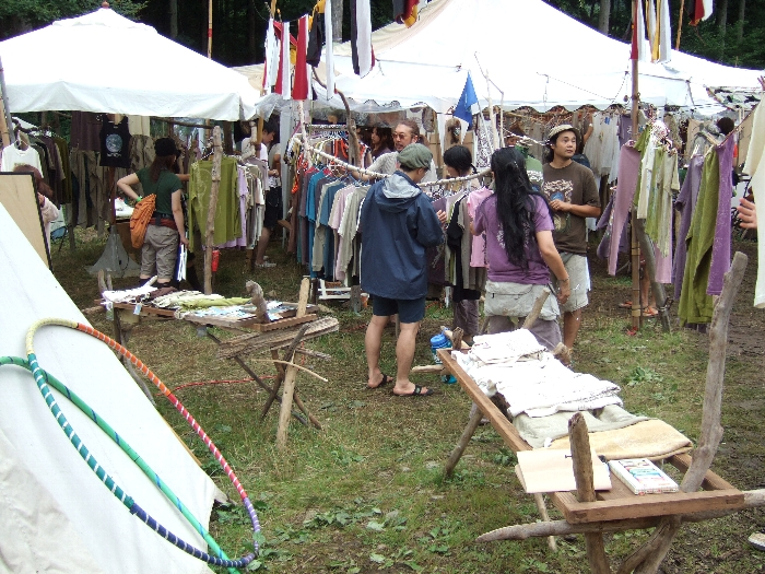 商品陳列も木の幹や枝を利用する雑貨店。