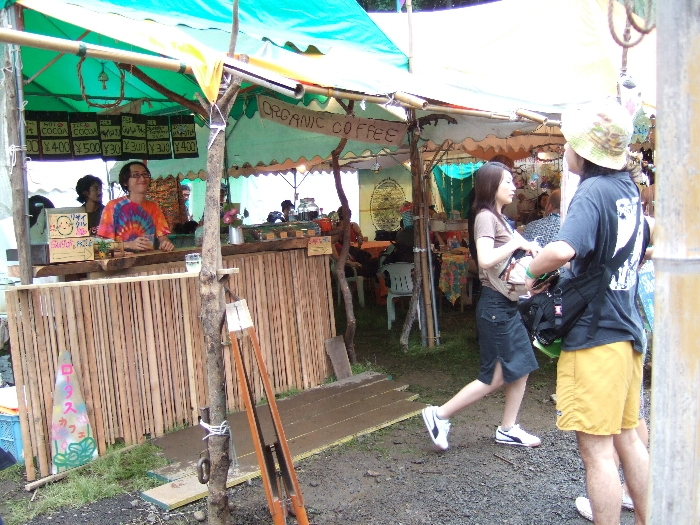 コーヒー店。オーガニック・コーヒーと書いてあるのは、使っているコーヒー豆が「無農薬」ということらしい。