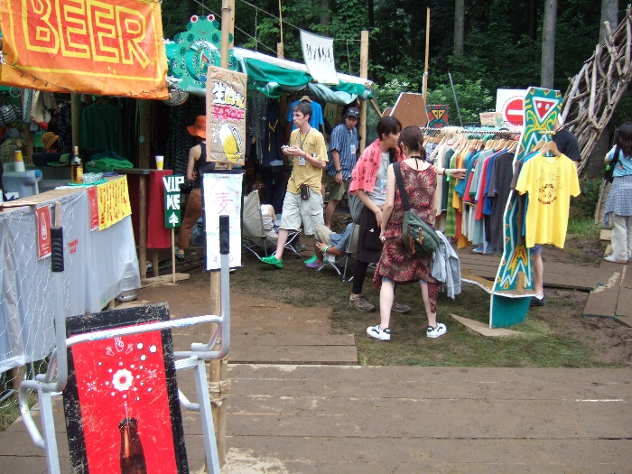 ビール屋の奥が雑貨店。