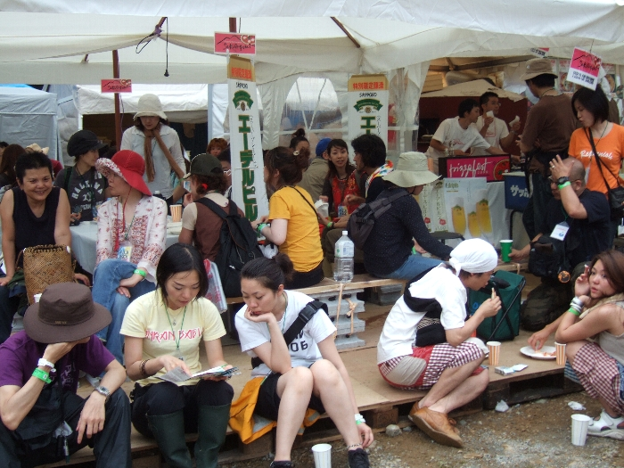 ピザ屋さくらぐみ。横にいす付きのテーブルがあります。