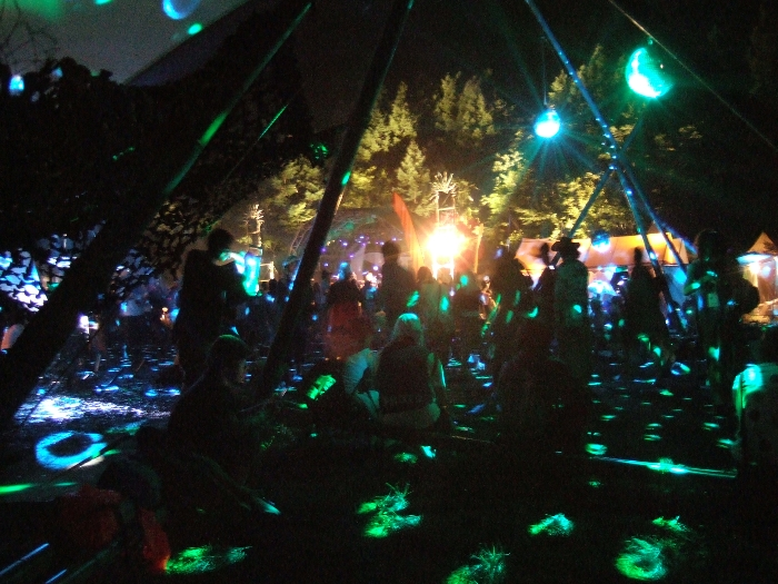 ミラーボールに照らされるフィールド・オブ・ヘブン。奥にステージが見えます。